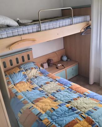 Cameretta letto a castello e armadio