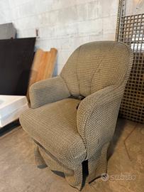 Poltrona vintage con cintura di sicurezza