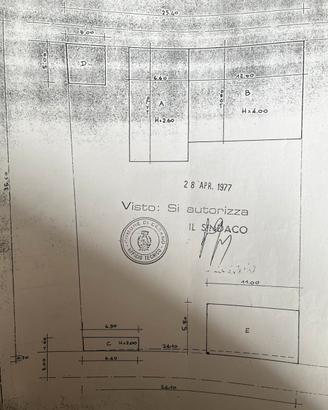 Capannone con uffici con terreno antistante