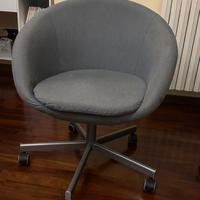 Poltroncina girevole grigia con ruote