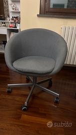 Poltroncina girevole grigia con ruote