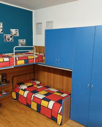Cameretta con letto a castello e armadio a ponte