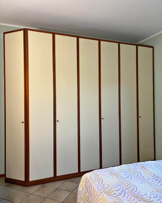 Armadio ad angolo capiente