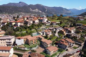 VILLA A SCHIERA A PARATICO