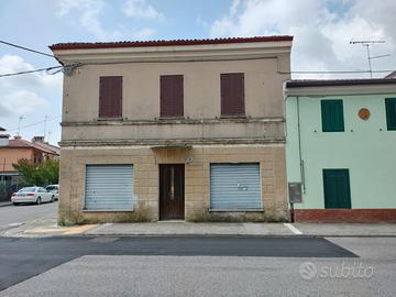 Appartamento con annesso locale commerciale