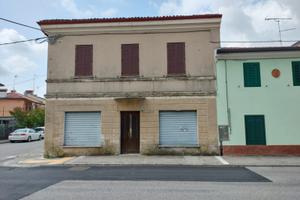 Appartamento con annesso locale commerciale