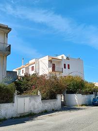 Trivani arredato a Rometta Marea per i mesi estivi