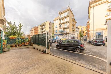 TRILOCALE CON GIARDINO E DOPPI SERVIZI