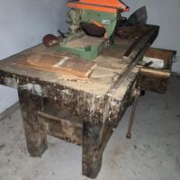 Tavolo da falegname originale con attrezzi