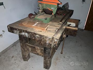 Tavolo da falegname originale con attrezzi