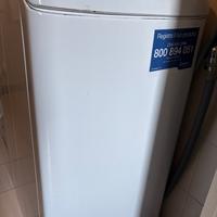 Lavatrice indesit con carica dall’alto.