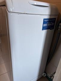 Lavatrice indesit con carica dall’alto.