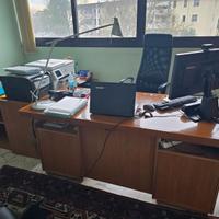 scrivania e libreria