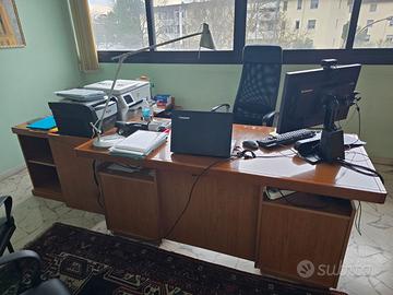 scrivania e libreria