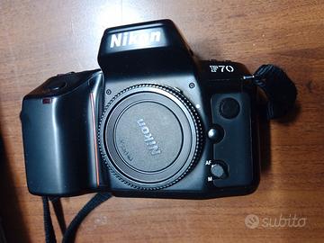 Macchina fotografica Nikon F 70 analogica