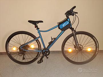 Splendida bici ibrida trekking Riverside 900-2022