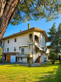 Villa di 218 m² con più di 5 locali e box auto a C