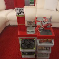 Cassa del supermercato con carrello 