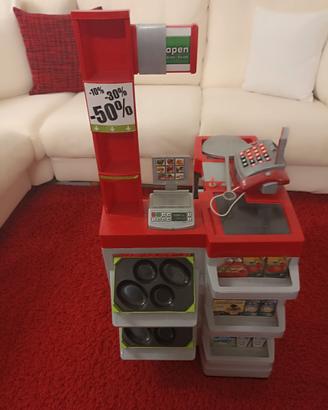 Cassa del supermercato con carrello 