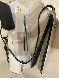 Piastra BaByliss per capelli.