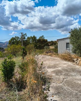 Terreno agricolo con struttura