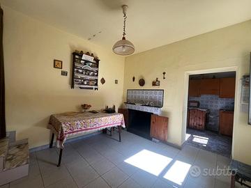 Samassi: Quadrivano indipendente con cortile