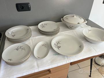 Set piatti bordo oro e fiori azzurri