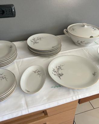 Set piatti bordo oro e fiori azzurri