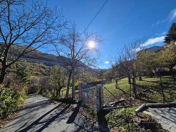 700mq terreno edificabile + rustico con tetto