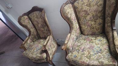 Vari tipi di poltrone e divani di legno pregiato