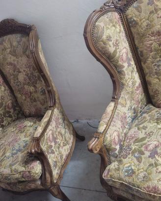 Vari tipi di poltrone e divani di legno pregiato