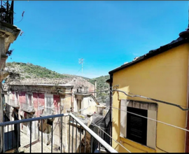 Ragusa Ibla,studenti, lavoratori,turisti a lungo