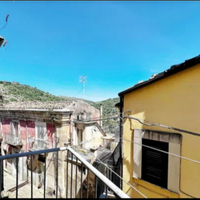 Ragusa Ibla,studenti, lavoratori,turisti a lungo