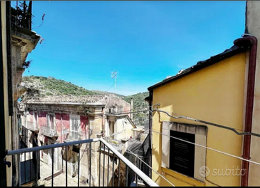 Ragusa Ibla,studenti, lavoratori,turisti a lungo
