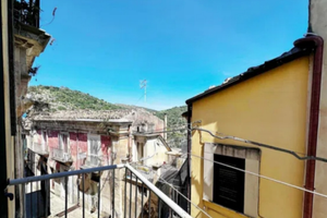 Ragusa Ibla,studenti, lavoratori,turisti a lungo