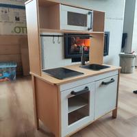 Cucina IKEA in legno e accessori