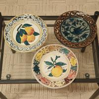Tre piatti finemente decorati a mano del 1936