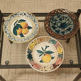 Tre piatti finemente decorati a mano del 1936