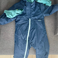 Tuta neve con gli stivali e guanti ( un set )