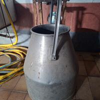 Bidone per il latte antico