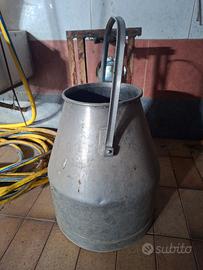 Antico bidone per il latte