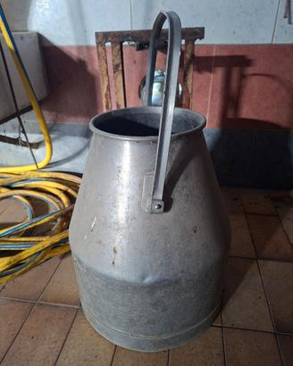 Antico bidone per il latte