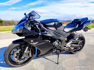 R1 2007 nera tagliandata gommata accessoriata