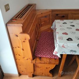 Tavolo stube con panche ad angolo