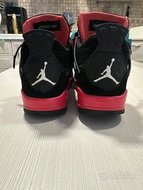 Jordan 4 colorazione rosso tuono