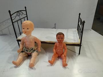Set di lettino e bambolotti anni 50 