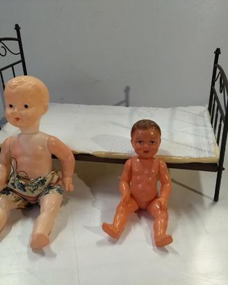 Set di lettino e bambolotti anni 50 