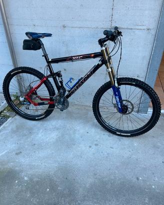 Bicicletta mountain bike