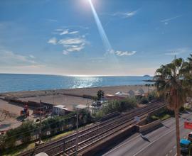 Fronte mare confine loano - trilocale con terrazzo