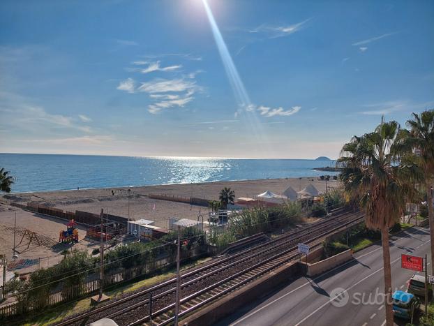 Fronte mare confine loano - trilocale con terrazzo